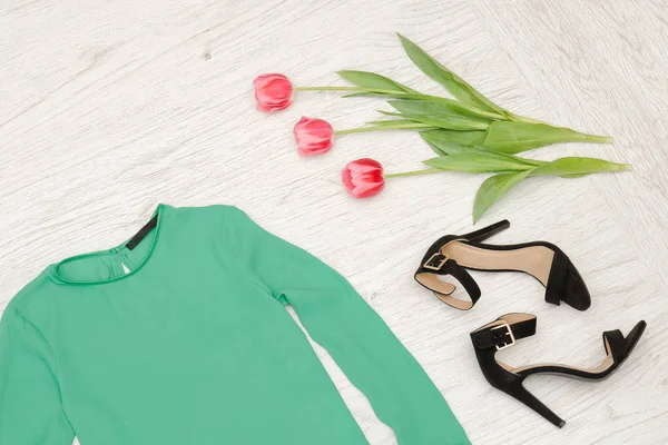 Concepto de moda. Blusa verde, zapatos negros y tulipanes rosados —  Fotos de Stock