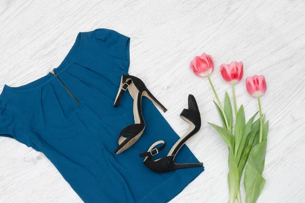 Fashion concept. Blue blouse, black shoes and pink tulips — Stock Photo, Image