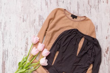 Ahşap arka plan üzerinde altın ve siyah bluz, Pembe Laleler