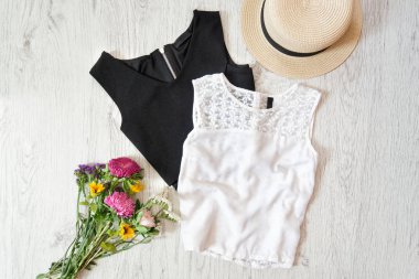 Siyah ve beyaz başında, şapka ve kır çiçekleri beyaz kürk üzerinde