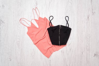 Siyah ve pembe beyaz kürk üstüne. Moda kavramı