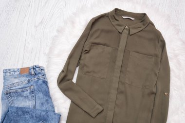 Haki tişört ve kot ahşap arka plan üzerinde. Moda kavramı