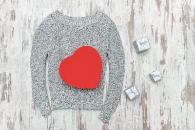 Örme kazak, kırmızı kalp şeklinde gri ve hediye kutuları gümüş