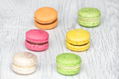Altı adet çeşitli renklerde macarons üzerinde ahşap masa lambası
