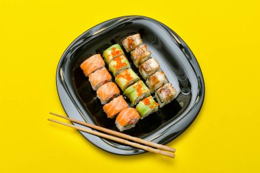 Siyah plaka çeşitli rulo sarı bir arka plan ile. Üstten Görünüm