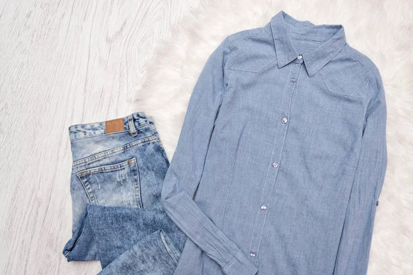 Синяя рубашка и джинсы на деревянном фоне. Модная концепция — стоковое фото