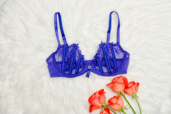 Kürk ve turuncu Gül menekşe dantel büstiyer. Moda kavramı.