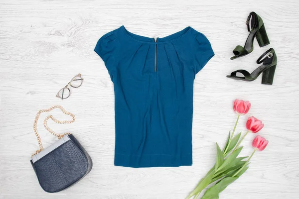 Conceito de moda. Blusa azul, bolsa, óculos, sapatos pretos e tulipas rosa — Fotografia de Stock