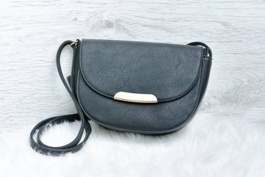 Siyah çanta üzerinde beyaz kürk. Moda kavramı