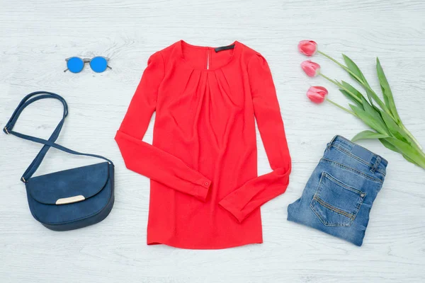 Fashion concept. Red blouse, jeans, handbag, sunglasses and pink tulips — Stock Photo, Image