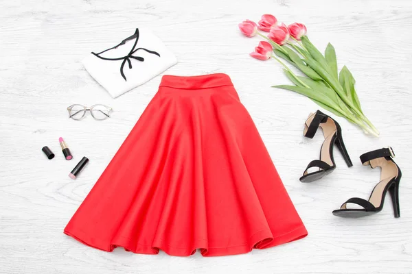 ファッションの概念。赤いスカート、ブラウス、サングラス、口紅 — ストック写真