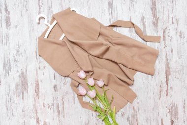 Bir kemer, Pembe Laleler, beyaz trempel ile bej bir palto