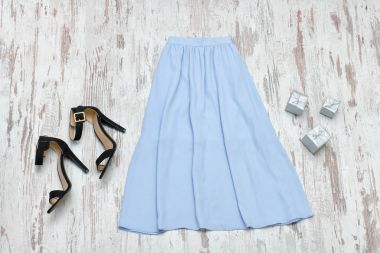 Mavi MIDI etek ve siyah ayakkabılar. Moda kavramı