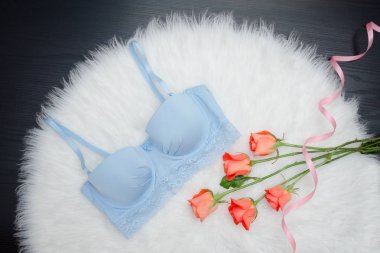 Turuncu gül ve mavi korse dantel üzerinde beyaz kürk ile