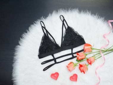 Siyah dantel üst, buket turuncu gül, mumlar