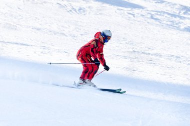 Bukovel, Ukrayna-27 Ocak 2018: Kırmızı elbiseli kız gider Kayak.