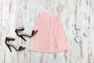 Pembe etek ve siyah ayakkabılar. Moda kavramı