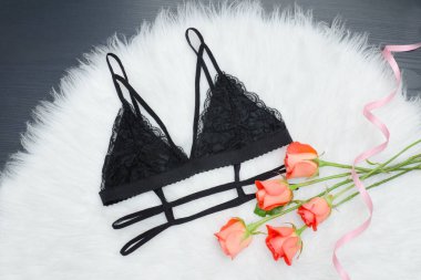 Siyah dantel üst çizgileri ve turuncu gül. Moda kavramı