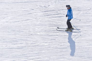 Bukovel, Ukrayna-27 Ocak 2018: Kayak Kayak yolda adam