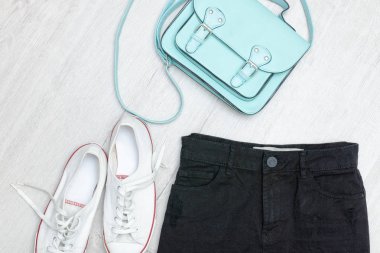 Siyah şort ve spor ayakkabısı, nane çanta. Moda kavramı