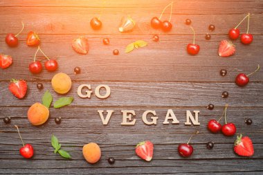 Yazıt vegan ve meyve. Siyah ahşap arka plan