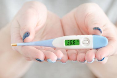Bir erkek olarak elektronik termometre eller. Normal sıcaklık