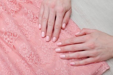 Pembe dantel bluz ve erkek eller. Pembe manikür