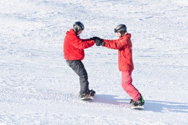 Bukovel, Ukrayna-27 Ocak 2018: Eğitmen dersi snowboard binmek için bir adam. 