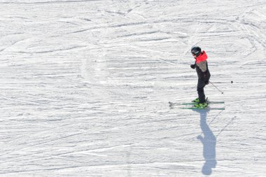 Bukovel, Ukrayna-27 Ocak 2018: Kayak yolda Kayak kız