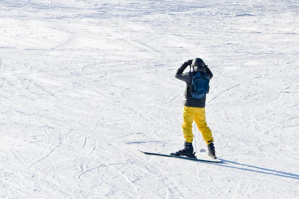 BUKOVEL, UKRAINE- 27 JANUARY 2018: Man on skis looks afar — Stock Photo, Image