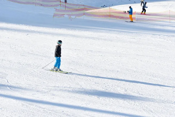 Bukovel, Ukrayna-27 Ocak 2018: çocuk karla kaplı yokuş aşağı Kayak — Stok fotoğraf