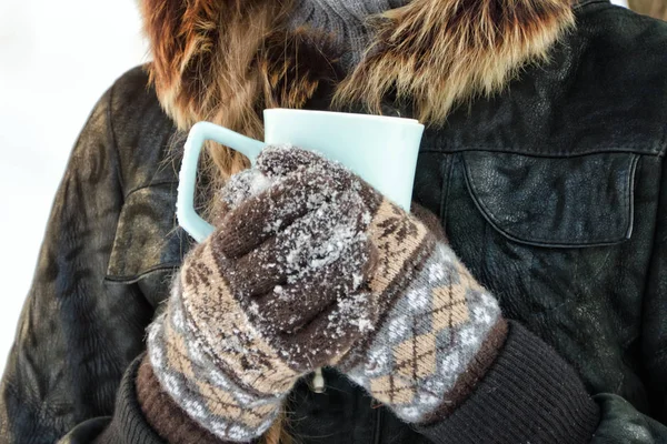 Dziewczyna w rękawiczkach, trzymając kubek herbaty. Zimą. Z bliska — Zdjęcie stockowe