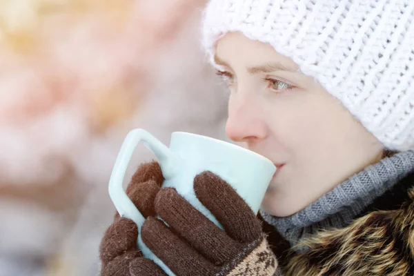 Chica con ropa de invierno bebiendo té de una taza. Vista lateral —  Fotos de Stock