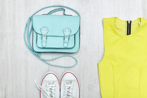 Lime grön blus, vita sneakers och handväska. Fashionabla koncept — Stockfoto