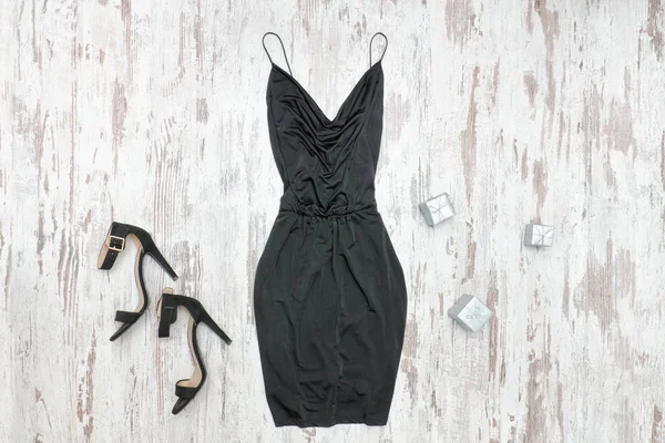 작은 검은 드레스와 신발 나무 배경, 유행 개념 — 스톡 사진