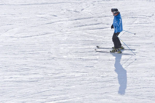 A Bukovel, Ukrajna-27 január 2018: síelés a sípálya ember — Stock Fotó