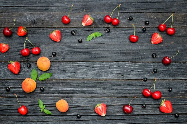 Frutas de verano sobre fondo de madera negra. Lugar para el texto — Foto de Stock