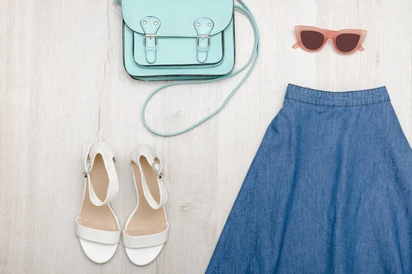 Saia jeans, sapatos brancos, óculos e bolsa — Fotografia de Stock
