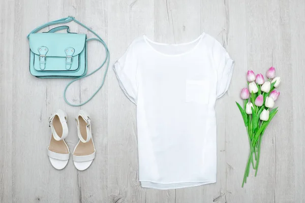 White top, white shoes and a mint bag. Fashionable concept — Stock Photo, Image