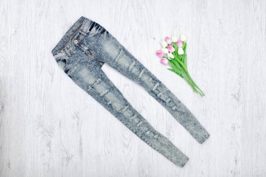 Kot pantolon ve Lale bir buket. Moda kavramı