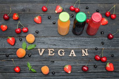 Üç şişe suyu, meyve ve yazıt vegan ile.