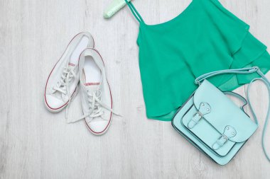 Yeşil bluz, beyaz spor ayakkabı ve nane çanta. Moda kavramı.