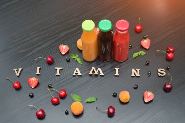 Üç şişe suyu, yazıt vitaminler ve meyve