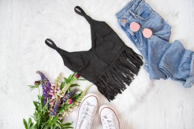 Fringe, mavi kot pantolon ile üst siyah, spor ayakkabı beyaz