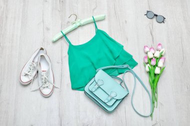 Yeşil top, beyaz spor ayakkabı, nane çanta ve Lale buketi