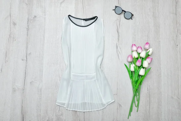 Blouse blanche, lunettes et un bouquet de tulipes. Concept tendance — Photo