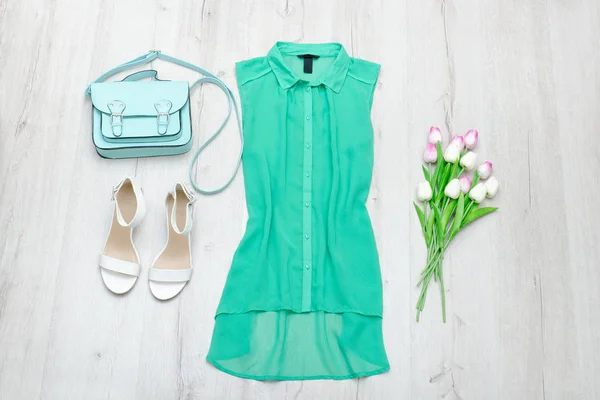 Blusa verde, sapatos brancos, saco de hortelã e um buquê de tulipas — Fotografia de Stock