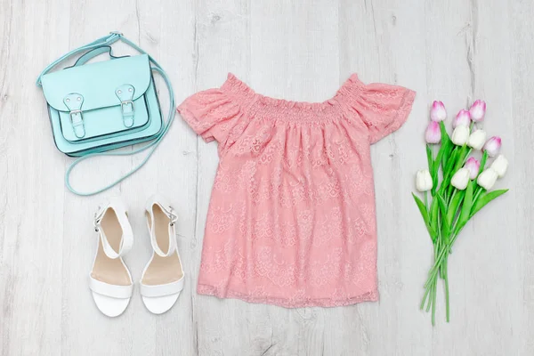 Chemisier rose, chaussures blanches, sac à main et un bouquet de tulipes — Photo