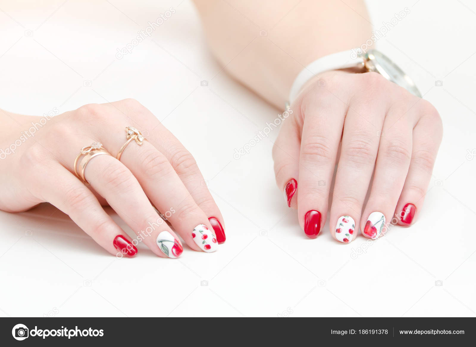 Mains Feminines Avec Manucure Vernis A Ongles Rouge Dessin Aux Cerises Image Libre De Droit Par Somemeans C Mains Feminines Avec Manucure Vernis A Ongles Rouge Dessin Aux Cerises Image Libre De Droit Par Somemeans C