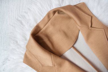 Yaka beyaz kürklü kahverengi bir ceket. Yakın çekim. Moda kavramı
